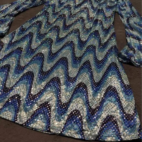 Plus Size Women’s Super Sparkly Long Bell-Bottom Sleeves Disco Costume Dress - Picture 2 of 4